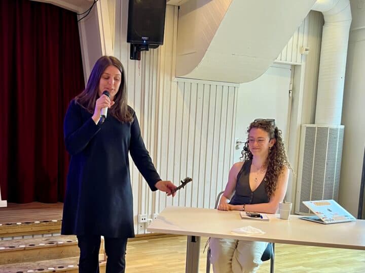 Michaela Jähnke ny ordförande övertar klubban från Regan McEnroe stämmans ordförande.