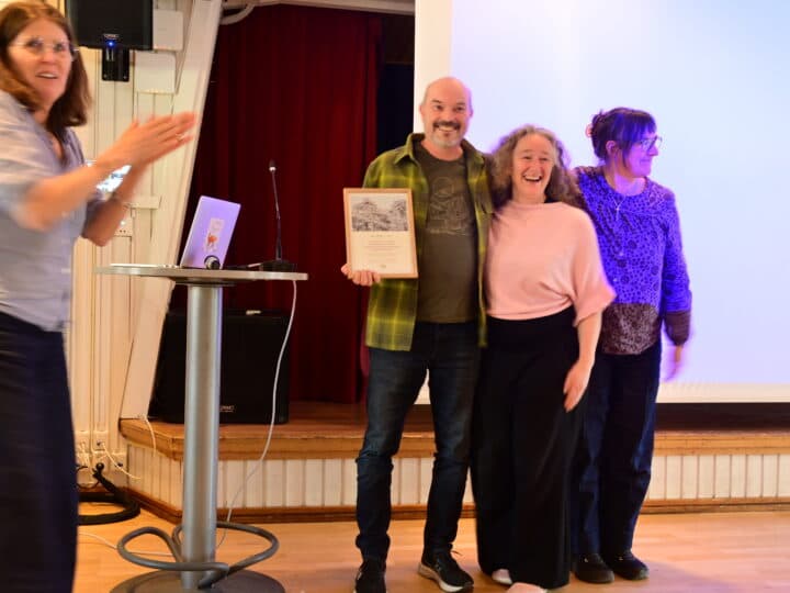 Avgående ordförande Anna Erlandson delar ut Silverfalken 2026